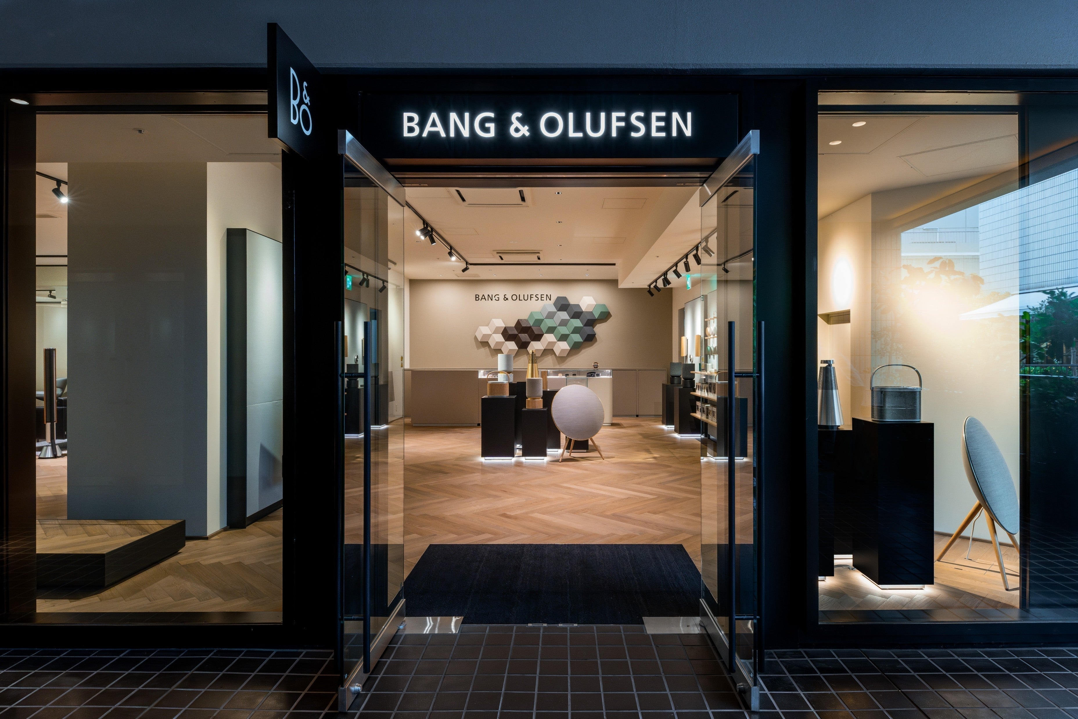 Bang & Olufsen 75周年記念写真集を含む コレクション計100部 NEWS